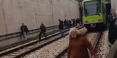 Bursa metrosunda ilginç görüntü