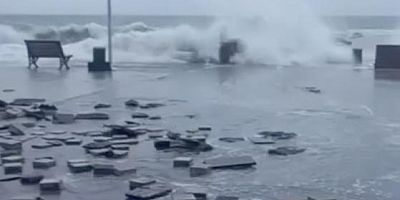 Bursa Mudanya'da fırtına adeta yıktı, geçti!