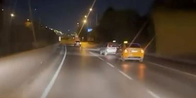 Bursa trafiğinde tehlikeli anlar; Taksiciler aracı sıkıştırdı
