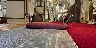 Bursa Ulucami’de halılar yenileniyor