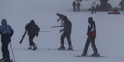 Bursa Uludağ'da tatilcileri ne soğuk hava ne de sis durdurabiliyor