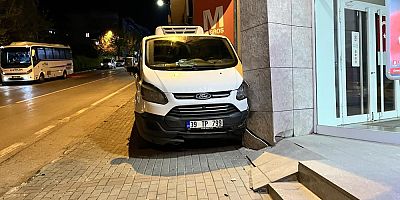 Bursa’ya el freni boşalan minibüs duvara çarptı!