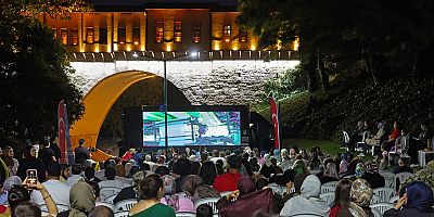 Bursalılar Irgandı Köprüsü'nde sinema keyfi yaptı!