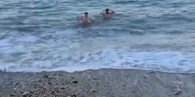 Buz gibi havada deniz keyfi yaptı