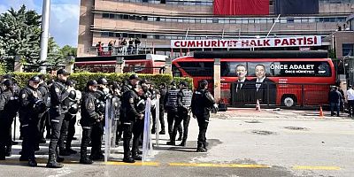 CHP Genel Merkezi karıştı; Kararı Tanımayan Partililere polis müdahalesi