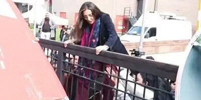 CHP’nin Bursa vekili kapıya tırmanarak genel merkeze girdi