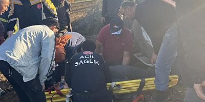 Devrilen traktörün altında kalan sürücü yaralandı