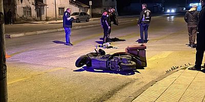 ‘Dur’ ihtarına uymayan motosiklet polis memuruna çarptı