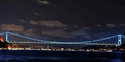 Fatih Sultan Mehmet Köprüsü turkuaz renge büründü