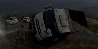 Freni boşalan kamyonet devrildi: 1 yaralı