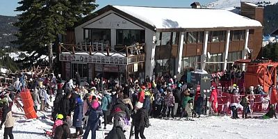 Güneşli havayı fırsat bilen kayak tutkunları Uludağ'ı doldurdu!