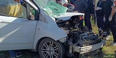 Hafif ticari araç ile minibüs çarpıştı: 4 yaralı