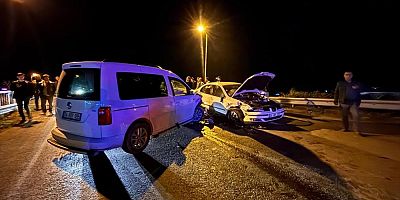 Hafif ticari araç ile otomobil çarpıştı: 2 yaralı