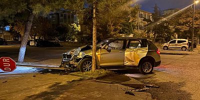 Hafif ticari araç SUV ile çarpıştı: 4 yaralı