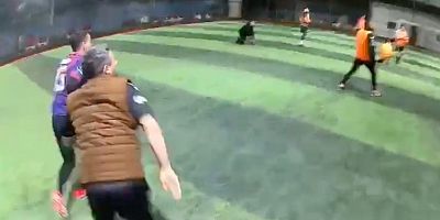 Halı sahanın çatısı çöktü... Futbolcular şoka girdi