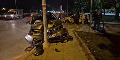 İki araç kavşakta çarpıştı: 3 yaralı