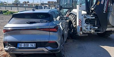 İnegöl’de otomobil ve iş makinası birbirine girdi