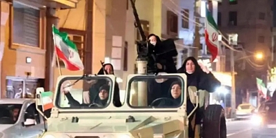 İranlı kadınlar da silah kuşanıp sokağa çıktı! Verdikleri mesaj net