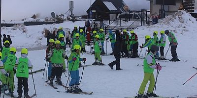 İşte Uludağ'a hiç çıkmamış ve kayak yapmamış öğrencilerin heyecanı!