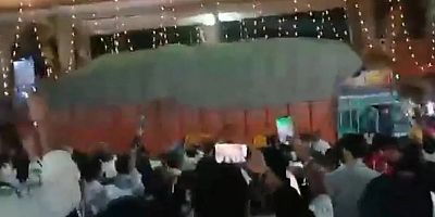 Kamyon, kalabalığa daldı: 15 ölü