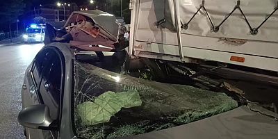 Kamyonete çarpan otomobil hurdaya döndü