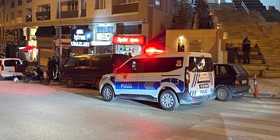 Kız arkadaşına sarılan şahsı bıçaklayan kişi olay yerinden kaçtı