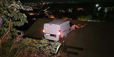 Kontrolden çıkan araç evin çatısına uçtu