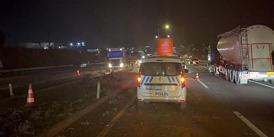 Kontrolden çıkan otomobil refüje ve direklere çarptı