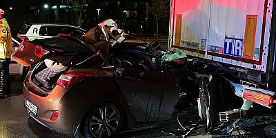 Korkunç kaza; Lastiği patlayan tıra ok gibi saplandı