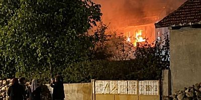 Korkutan ev yangını: Mahalleli sokağa döküldü