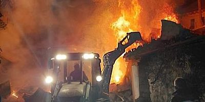 Köy evi yanarak kullanılmaz hale geldi