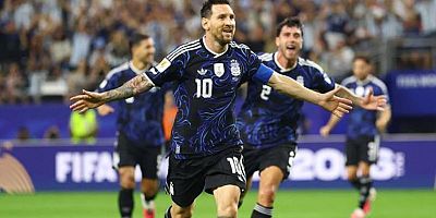 Messi şov devam ediyor! Arjantin 3'te 3'le son 32'de