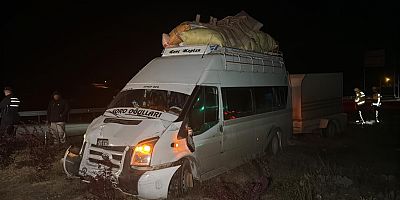 Mevsimlik işçileri taşıyan minibüsle otomobil çarpıştı: 2 yaralı