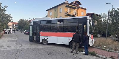 Midibüs ile otomobil çarpıştı: 4’ü çocuk 7 yaralı