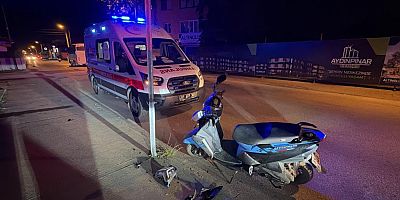 Motosiklet kaldırıma çarptı: 2 yaralı