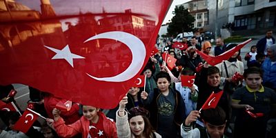 Okullarda ikinci dönem 'Bayrak Sevgisi' temasıyla başlıyor...