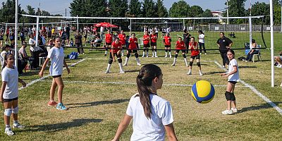 Osmangazi’deki Mini Voleybol Şenliği’nden renkli görüntüler