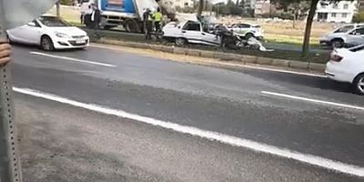 Otomobil ağaca ok gibi saplandı: 3 yaralı