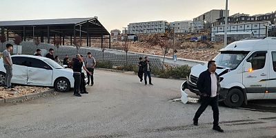 Otomobil minibüsle çarpıştı: 4 yaralı