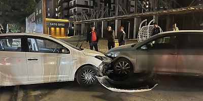Otomobil önce direğe ardından park halindeki araca çarptı