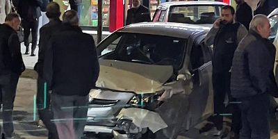 Otomobilin direksiyonu kilitlendi, 3 araç birbirine girdi