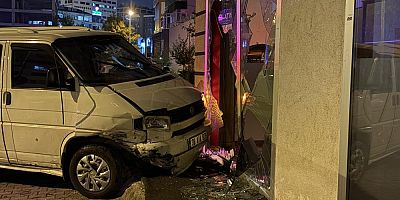 Otomobille çarpışan minibüs dükkana daldı: 2 yaralı