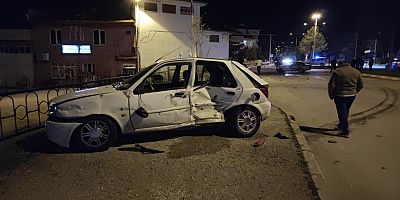 Otomobiller kavşakta çarpıştı: 3 yaralı