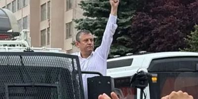 Özgür Özel TOMA'ya çıktı, TBMM'ye yürüyor