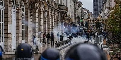 Paris karıştı! Yüz binlerce kişi sokağa çıktı, polis gaz kullandı