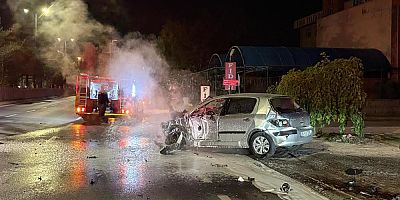 Park halindeki 3 araca çarpan otomobil, alev aldı