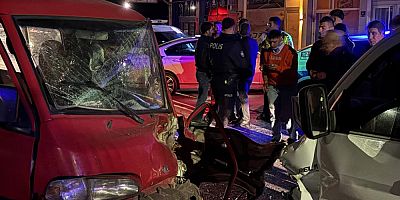 Pikapla kafa kafaya çarpışan kamyonet sürücüsü araçta sıkıştı