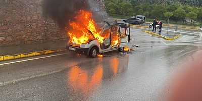 Seyir halindeki araç alevlere teslim oldu