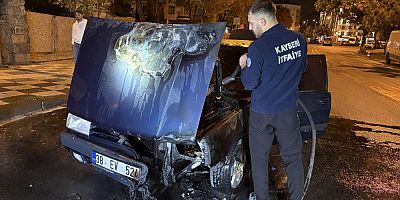 Seyir halindeki otomobil alev aldı