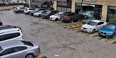 Sürücüsünün kontrolünden çıkan cip kafeye daldı
